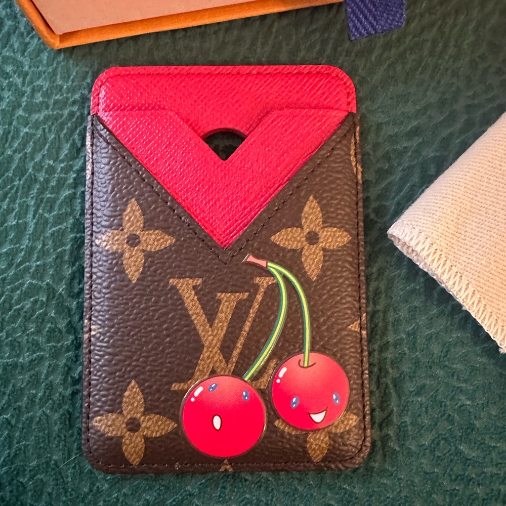 MURAKAMI x Louis Vuitton Monogram Magnetic Card Holder - Picture 2 of 7